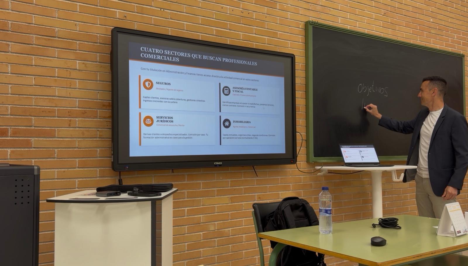 Pedro Doctor explicando en una formación