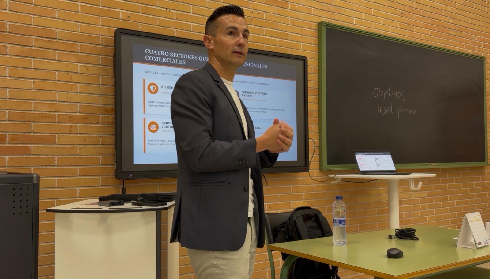 Pedro Doctor impartiendo una charla comercial